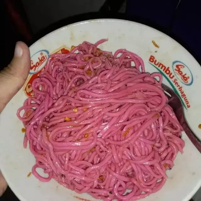 6 Potret Nyeleneh Stroberi Jadi Campuran Makanan, Cara Baru Nikmati Buah