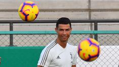 Striker Juventus, Cristiano Ronaldo, saat sesi latihan jelang laga Supercoppa Italia di Stadion King Abdullah Sports City, Selasa (15/1). Juventus akan berhadapan dengan AC Milan. (AFP/Giuseppe Cacace)