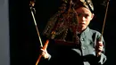 Seorang anak berpose dengan memegang sebuah wayang selama festival Dalang Bocah di Kawasan Kota Tua, Jakarta (20/11).  Festival akan berlangsung dari 20-22 November 2015. (Liputan6.com/Gempur M Surya)