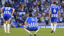 Para pemain Brighton tampak kecewa usai dikalahkan Manchester City pada laga Premier League di Stadion American Express Community, Brighton, Sabtu (12/8/2017). Brighton kalah 0-2 dari Manchester City. (AP/Gareth Fuller)