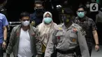 Bupati Kolaka Timur (Koltim) Sulawesi Tenggara, Andi Merya Nur (tengah) saat tiba di Gedung KPK, Jakarta, Rabu (22/9/2021). Sebelumnya, Andi Merya Nur terjaring operasi tangkap tangan (OTT) KPK bersama lima orang lainnya pada Selasa (21/9) malam. (Liputan6.com/Helmi Fithriansyah)