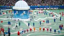 Ratusan penari memeriahkan upacara pembukaan Euro 2016 di Stadion Stade de France, Saint-Denis, utara Paris, Prancis, Sabtu (11/6). Pembukaan ini menampilkan DJ asal Prancis, David Guetta dan penyanyi Swedia, Zara Larsson. (REUTERS/Charles Platiau)