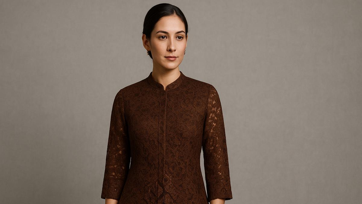 7 Model Kemeja Batik Brokat Cokelat untuk Gaya Formal Minimalis, Elegan dan Anggun Sepanjang Hari