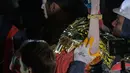 Seher, seorang wanita Suriah berusia 15 tahun mengangkat tangannya saat dia dibawa dengan tandu oleh petugas penyelamat setelah diselamatkan dari bawah reruntuhan tempat dia terjebak di Hatay, tenggara Turki, pada 14 Februari 2023. Lebih dari 35.000 orang tewas di Turki akibat gempa minggu lalu, menjadikannya bencana paling mematikan sejak negara itu didirikan 100 tahun lalu. (AFP/Yasin AKGUL)