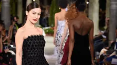 Model Bella Hadid berpose di atas catwalk mengenakan koleksi terbaru dari Oscar de la Renta dalam New York Fashion Week, AS (12/2). Bella Hadid tampil cantik dengan gaun hitam panjang tanpa lengan. (AFP Photo/Slaven Vlasic)