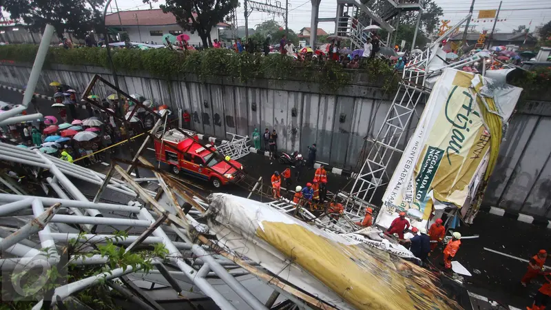 20160924 JPO Pasar Minggu Roboh, Petugas Lakukan Evakuasi 