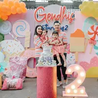 Pasangan selebriti Nella Kharisma dan Dory Harsa merayakan ulang tahun anaknya, Gendhis Geona Madaharsa. Gendhis anak pasangan ini merayakan ultah bersama teman dan keluarga. Tidak hanya Gendis yang menarik perhatian netizen, tapi adiknya yang juga menggemaskan. [Instagram/nellakharisma]