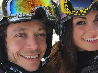  Pembalap motoGP Valentino Rossi berfoto bersama istri cantiknya yang merupakan Miss Italia 2006, Linda Morselli  pada saat musim dingin di Italia 12 Februari 2015. (Instagram/@Valeyellow46)