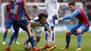 Gelandang Leicester, Shinji Okazaki, terjatuh saat berusaha melewati hadangan pemain Crystal Palace pada laga Liga Premier Inggris di Stadion Selhurst Park, London, Sabtu (19/3/2016). Crystal Palace takluk 0-1 dari Leicester. (AFP/Adrian Dennis)