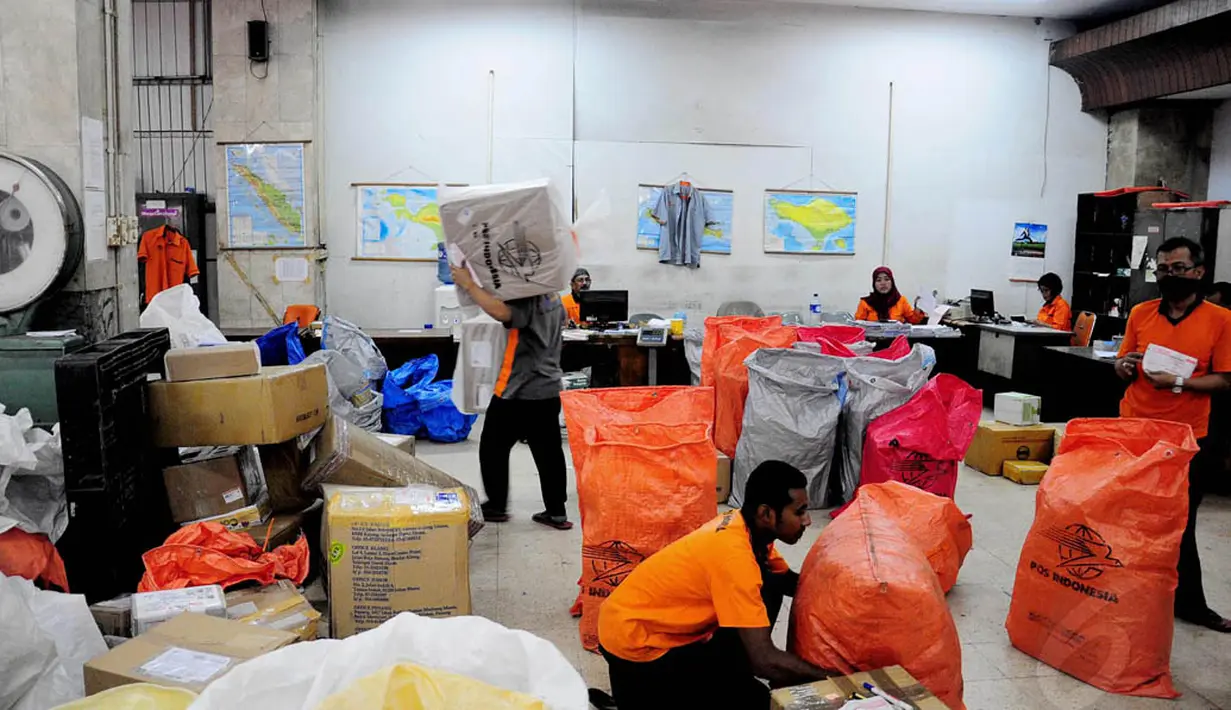 Suasana sejumlah pegawai saat berada di ruangan logistik Kantor Pos Pasar Baru, Jakarta, Selasa (1/7/14). (Liputan6.com/Faizal Fanani)