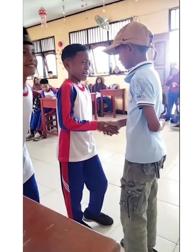 Momen Sedih Perpisahan Anak SD Ketika Satu Siswa Pindah Sekolah, Penuh Haru