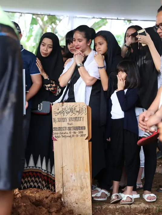 Di tengah kesedihannya, usai prosesi pemakaman sang ayah, Angie menceritakan soal kondisi ayahnya yang mengidap kanker Limfoma selama beberapa bulan belakangan ini. Selain itu, Angie juga menceritakan sosok ayahnya. (Daniel Kampua/Bintang.com)