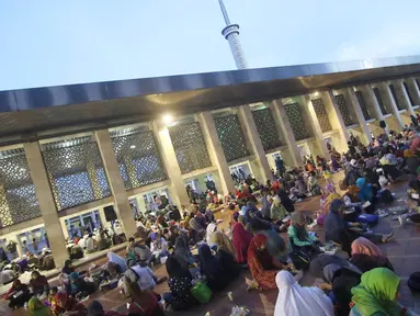 Umat muslim berbuka puasa bersama di Masjid Istiqlal, Jakarta, Jumat (10/6). Setiap hari selama sebulan penuh, pengurus Masjid Istiqlal menyediakan 3.000-4.000 boks nasi untuk berbuka puasa. (Liputan6.com/Immanuel Antonius)