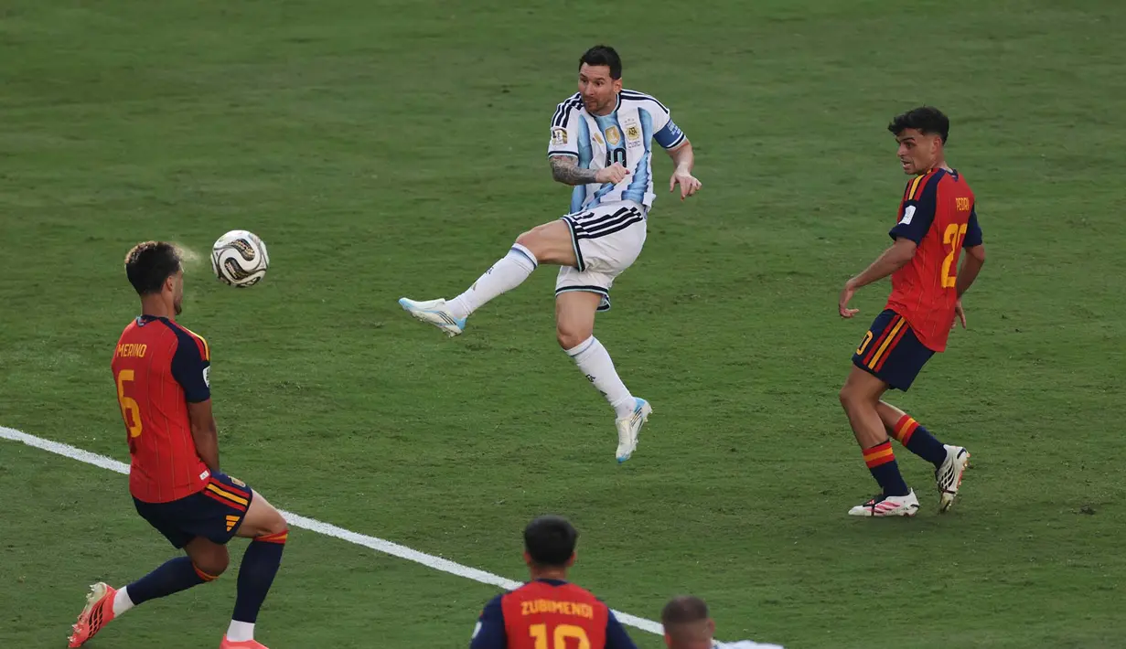 Pemain Argentina Lionel Messi melakukan tendangan yang mengenai wajah Mikel Merino selama pertandingan final Piala Dunia sepak bola antara Spanyol dan Argentina di East Rutherford, N.J., dekat New York, Minggu, 19 Juli 2026. (AP Photo/Adam Hunger)