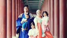 Natasha Rizky Pradita dan Deddy Mahendra Desta yang kerap disapa Desta telah menjalin rumah tangga selama 6 tahun. Selama berumah tangga keduanya telah dikaruniai ketiga orang anak, dua perempuan dan satu laki-laki (Liputan6.com/IG/natasharizkynew)