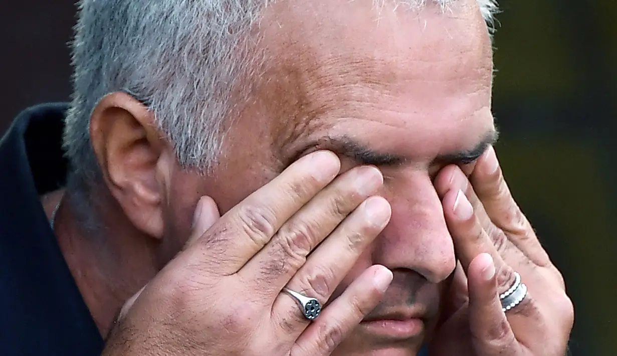 Pelatih AS Roma, Jose Mourinho terlihat mengusap matanya saat laga lanjutan Liga Italia antara AS Roma melawan Cremonese di Olympic Stadium, Roma, Italia, 22 Agustus 2022. (AFP/Filippo Monteforte)