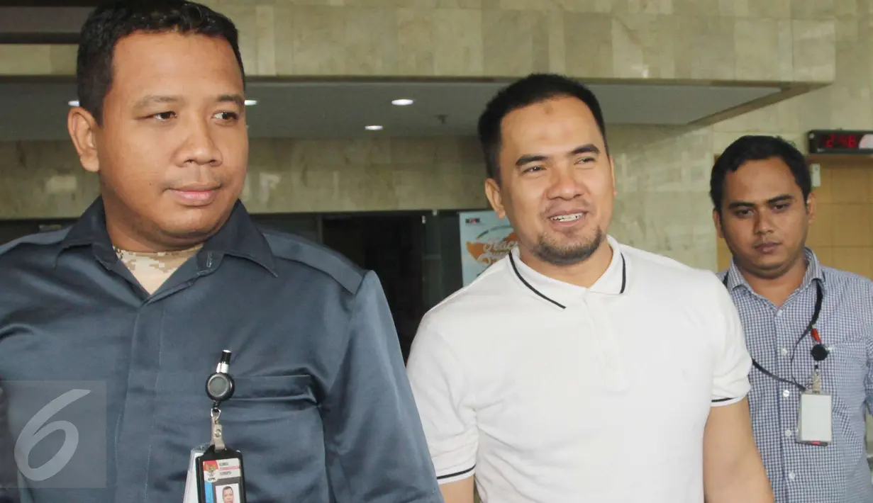 Pedangdut Saipul Jamil berjalan keluar dari kantor KPK, Jakarta, usai menjalani pemeriksaan, Kamis (22/12). Saipul yang sebelumnya terjerat pidana pencabulan pria di bawah umur itu tidak banyak berkomentar usai diperiksa KPK. (Liputan6.com/Helmi Afandi)