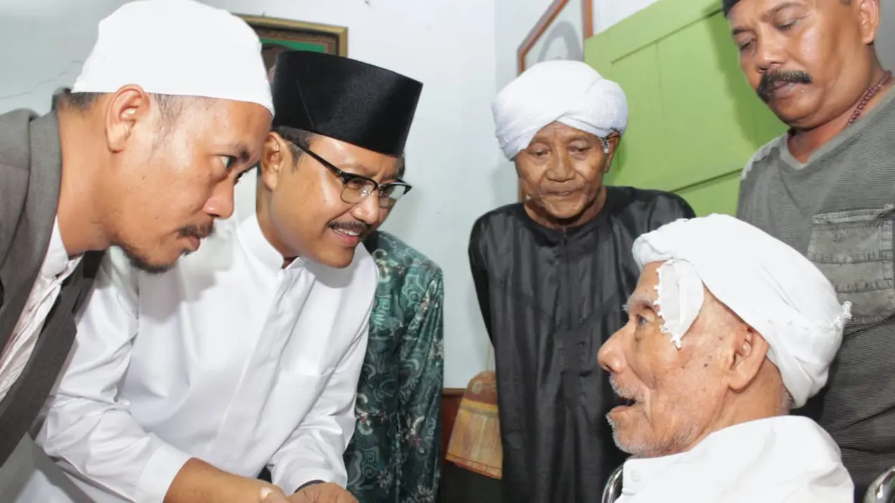 "Semoga menjadi pemimpin yang amanah dan mampu melahirkan program kebaikan untuk rakyat. Gus Ipul pasti akan menang jadi gubernur Jatim," ujarnya dalam doa.