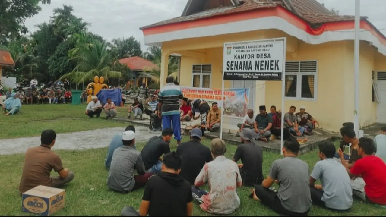 Demonstrasi masyarakat Desa Senama Nenek di Kabupaten Kampar menuntut pertanggungjawaban penjualan tanah ulayat.
