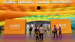 Sejumlah orang mengunjungi area ekshibisi komprehensif Pameran Perdagangan Jasa Internasional China (China International Fair for Trade in Services/CIFTIS) 2020 di Beijing, China, 5 September 2020. CIFTIS berlangsung pada 4-9 September di Beijing. (Xinhua/Lu Peng)
