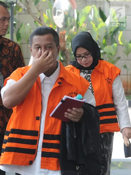 Tersangka Bupati Mojokerto nonaktif Mustofa Kamal Pasa (kiri) dan Wakil Ketua Komisi VII DPR Eni Maulani Saragih (kanan) tiba di Gedung KPK, Jakarta, Jumat (27/7). Mustofa dan Eni kembali diperiksa KPK terkait dugaan korupsi. (Merdeka.com/Dwi Narwoko)