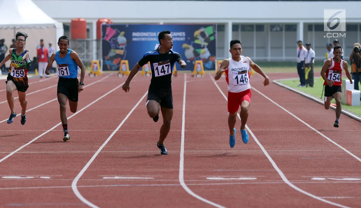 Pelari difable Indonesia, Saktyono Rizal Bagus (tengah) saat berlaga di kelas Mens 100m T45/46/47 Indonesia Para Games Invitational Tournament 2018 di Stadion Madya Senayan, Jakarta, Minggu (1/7). (Liputan6.com/Helmi Fithriansyah)