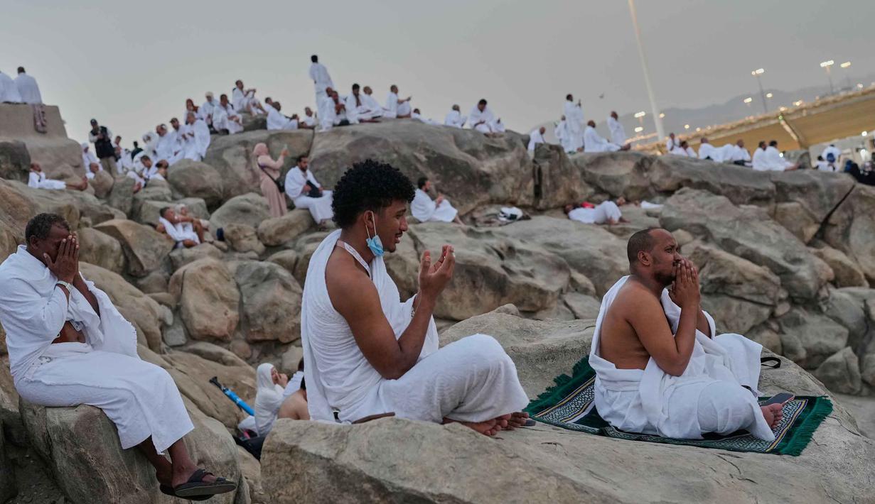 Umat Muslim berdoa di puncak bukit berbatu yang dikenal sebagai Jabal Rahmah atau Gunung Rahmat, di Dataran Arafah, selama ibadah haji tahunan di dekat kota suci Mekah, Arab Saudi, Selasa 26 Mei 2026. (AP Photo/Altaf Qadri)
