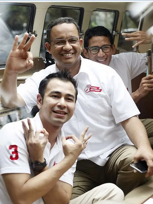 "Jangan biarkan Jakarta seperti lirik lagu Bang Haji Rhoma Irama: yang kaya makin kaya, yang miskin makin miskin." Tulis Anies Baswedan dalam foto bersama Rhoma Irama. (dok. Instagram)