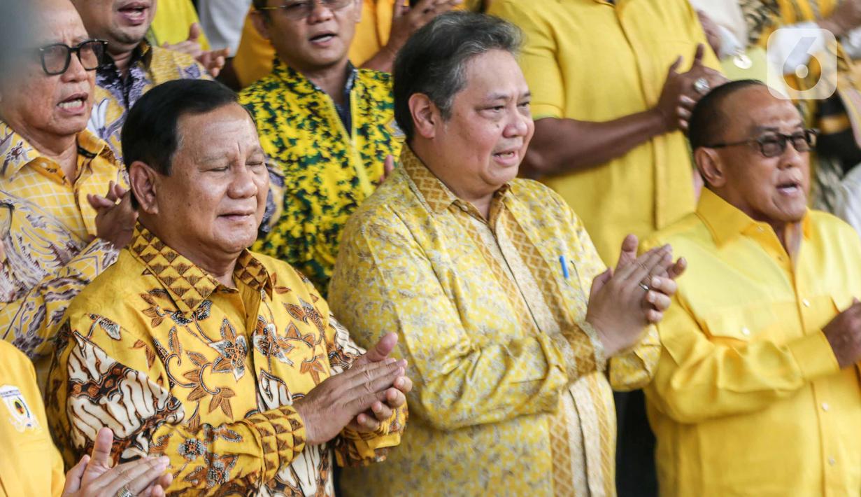 Ketua Dewan Pembina Golkar, Abu Rizal Bakrie (kanan) juga terlihat dalam penyambutan kedatangan Prabowo Subianto. (Liputan6.com/Faizal Fanani)