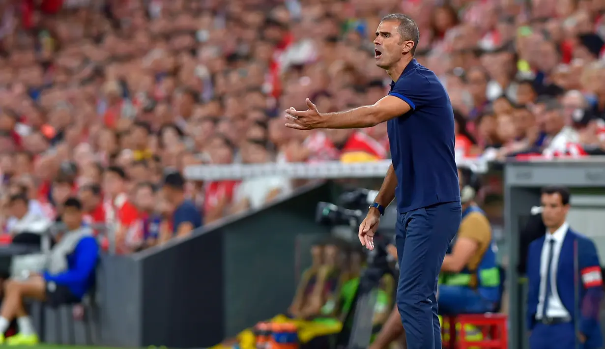 Pelatih Athletic Bilbao, Gaizka Garitano menginstruksikan pemainnya saat bertanding melawan Barcelona pada pertandingan perdana La Liga Spanyol di Stadion San Mames, Sabtu (17/8/2019). Bilbao menang tipis atas Barcelona dengan skor 1-0. (AFP Photo/Ander Gillenea)