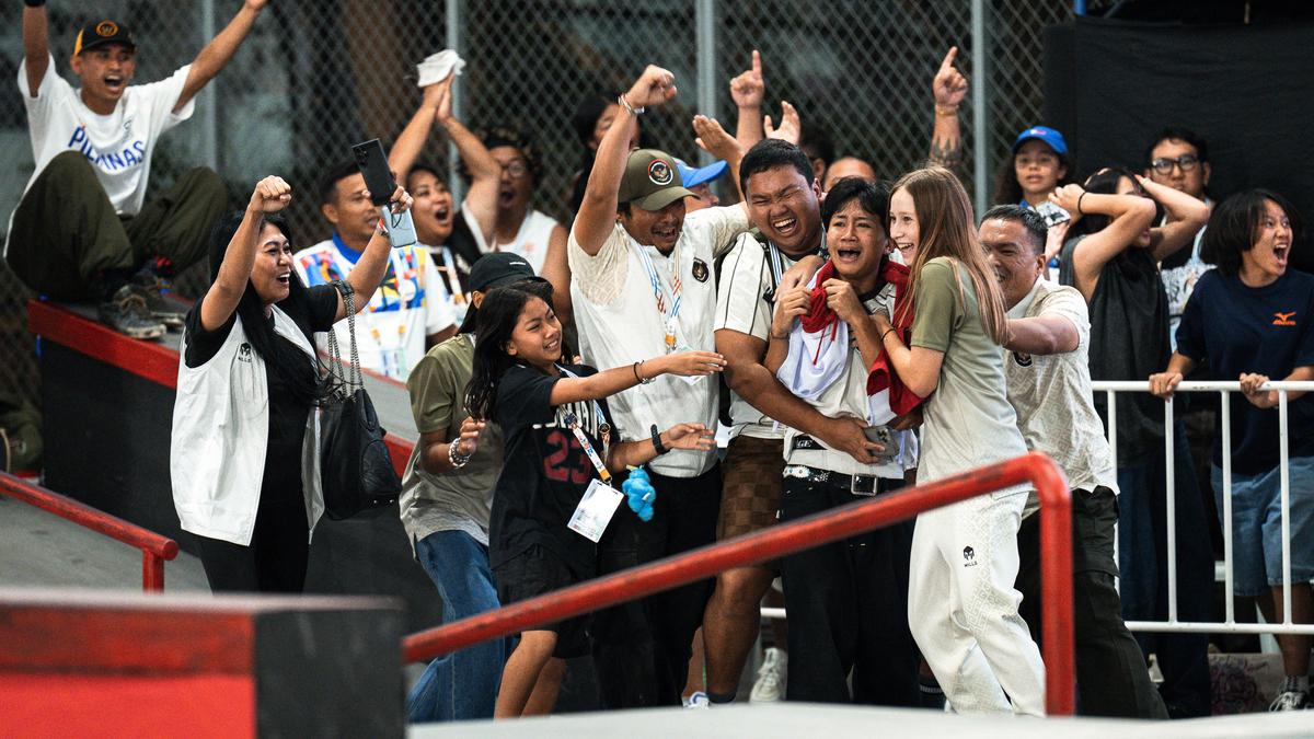 Sosok Mariss Khan, Ofisial Malaysia yang Viral Peluk Basral Graito usai Raih Emas SEA Games 2025