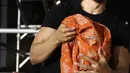Aktor ganteng Gurmeet Choudhary memagangi hadiah kado dari penggemarnya. Ia mendapatkan kado kain batik sebagai kenang-kenangannnya.   (Bambang E. Ros/Bintang.com)
