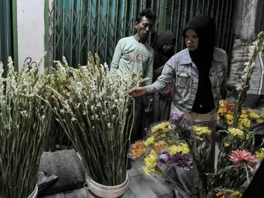 Warga memilih bunga hias di pasar kembang Pal Sigunung, Depok, Selasa (5/7/2016). Jelang Lebaran, warga berburu bunga sedap malam dan bunga hias lainya untuk pelengkap Idul Fitri.(Liputan6.com/Yoppy Renato)