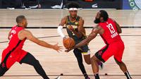 Pebasket  Oklahoma City Thunder, Shai Gilgeous-Alexander, berusaha melewati pebasket Houston Rockets pada laga NBA, Selasa (1/9/2020). Oklahoma City Thunder menang 104-100 atas Houston Rockets. (AP Photo/Mark J. Terrill)