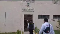 Kabid Linjam PPIH Arab Saudi Harun Al Rasyid di depan pos polisi Mina memperlihatkan data visa jemaah yang hilang saat puncak haji di Armuzna. Hingga saat ini, proses pencarian ketiga jemaah tersebut masih berlangsung. (FOTO: MCH PPIH ARAB SAUDI 2023)