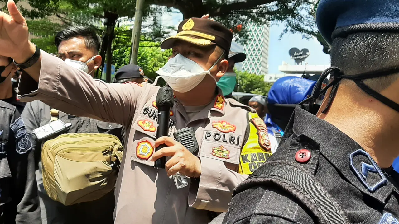 Polisi meminta peserta Reuni 212 meninggalkan kawasan sekitar Gedung Sarinah, Kamis (2/12/2021).