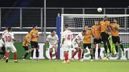 Pemain Sevilla Ever Banega (kiri) melakukan tendangan bebas ke gawang Wolverhampton Wanderers pada perempat final Liga Europa di MSV Arena, Duisburg, Jerman, Selasa (11/8/2020). Sevilla lolos ke semifinal usai mengalahkan Wolverhampton Wanderers 1-0. (Ina Fassbender/Pool Photo via AP)