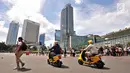 Warga mengendarai sepeda listrik Migo e-Bike berkeliling saat Car Free Day di Bundaran HI, Jakarta, Minggu (30/12). Sepeda listrik ramah lingkungan berbasis aplikasi ini resmi hadir di Jakarta sejak awal Desember lalu. (Merdeka.com/Iqbal S. Nugroho)