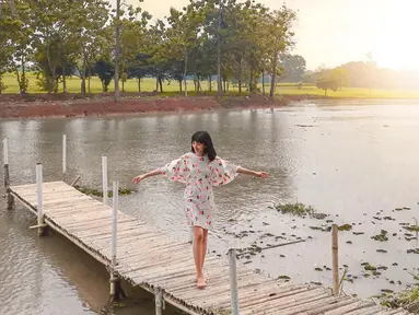 Aktris kelahiran 14 Juli 1995 memang selalu bergaya menawan di berbagai penampilan. Bahkan gayanya saat melepas penat di sebuah pinggiran sungai pun mencuri perhatian. Terlihat jelas, Glenca begitu bahagia menikmati suasana syahdu di sungai. (Liputan6.com/IG/@glenkachysara)