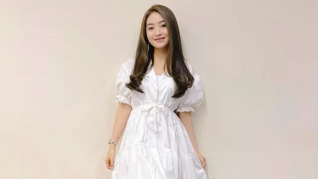 FOTO: Gaya Feminim Natasha Wilona dengan Busana Serba Putih, Anggun Banget