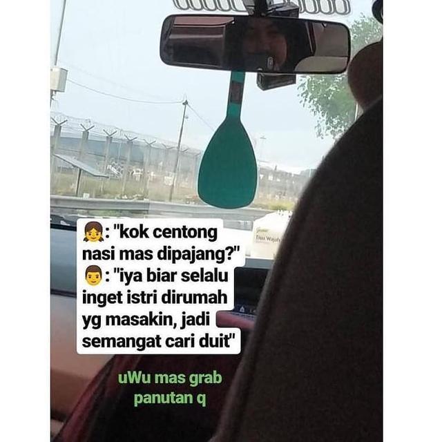 6 Potret Kocak Gantungan di Mobil Ini Nyeleneh Banget