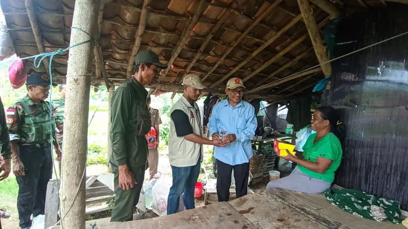 anggota DPRD Kabupaten Sukabumi dari Fraksi Partai Gerindra, Usep Wawan saat membagikan makanan dan minuman gratis di Kampung Batusapi Sawah, Kelurahan/Kecamatan Palabuhanratu, Kabupaten Sukabumi (Liputan6.com/Istimewa).