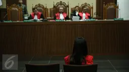 Terdakwa kasus pembunuhan Wayan Mirna Salihin, Jessica Kumala Wongso, ketika menjalani persidangan ketiga di  Pengadilan Negeri Jakarta Pusat, Selasa (28/6). Sidang ini beragenda putusan sela yang dibacakan Majelis Hakim. (Liputan6.com/Faizal Fanani)