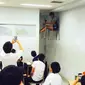 netter digegerkan seorang murid di Jepang gara-gara membuat bangku sekolahnya melayang di ruang kelas.