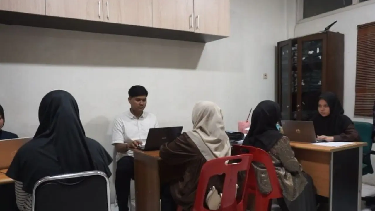 Penyidik Polresta Banda Aceh saat melakukan pemeriksaaan sejumlah saksi terkait kasus dugaan penganiayaan balita di Banda Aceh.