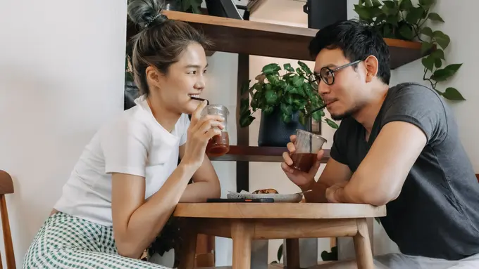 perempuan dan pasangan 1 juli kafe