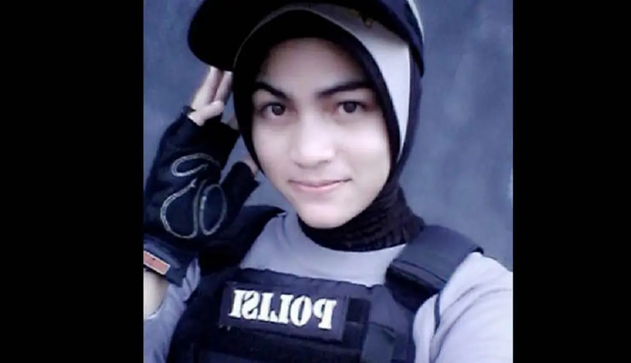 Meski berkarier sebagai polisi, dara cantik 22 tahun ini tetap nyaman dengan hijab yang menutupi mahkotanya tersebut. (instagram.com/ninaoktoviana)