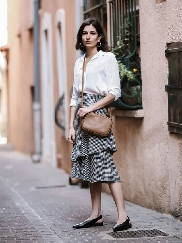 Inspirasi outfit dengan aksen ruffle