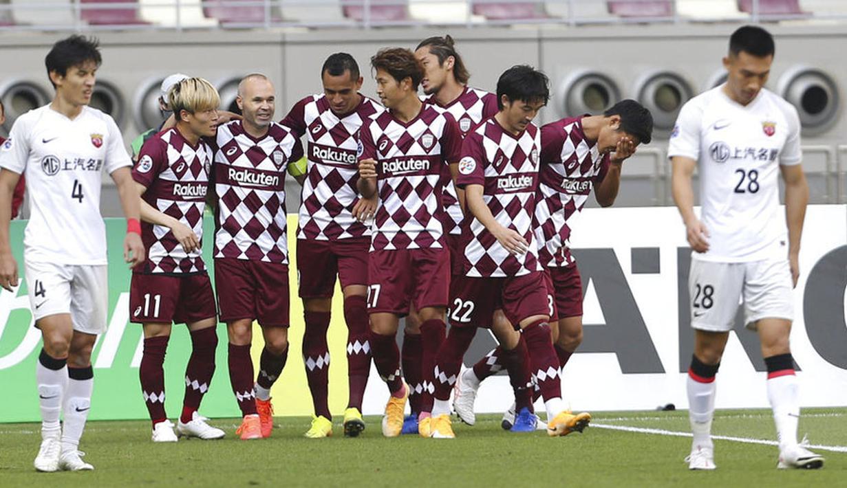 Para pemain Vissel Kobe merayakan gol yang dicetak oleh Andres Iniesta ke gawang Shanghai SIPG pada laga Liga Champions Asia di Doha, Qatar, Senin (7/12/2/2020). Vissel Kobe menang dengan skor 2-0. (AP Photo/Hussein Sayed)