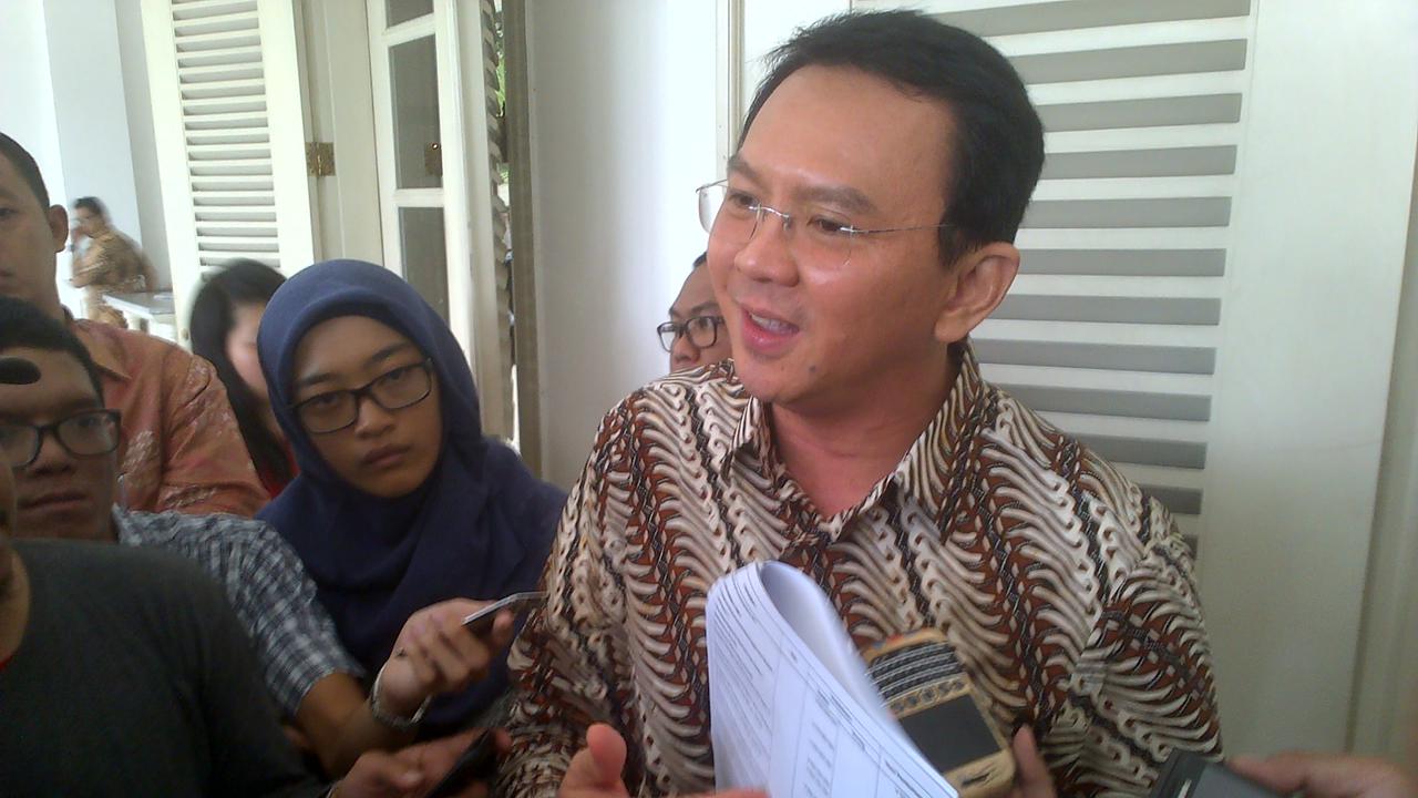 Ahok Tunjukkan Bukti Anggaran 'Siluman' dari DPRD DKI